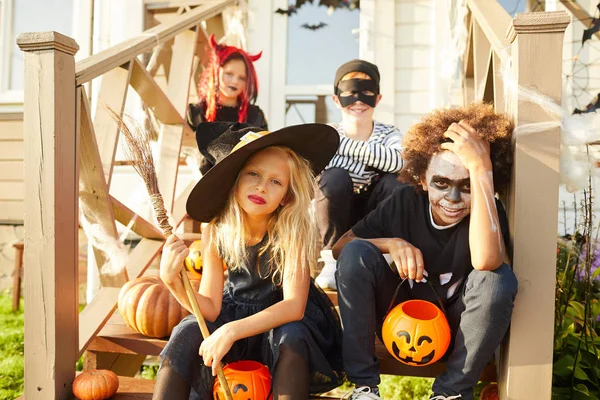 Grupo Multiétnico Niños Que Usan Disfraces Halloween Mirando Cámara Mientras — Foto de Stock