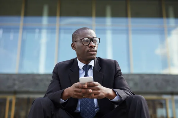 Alacsony Látószögű Portré Kortárs Afro Amerikai Üzletemberről Okostelefonnal Aki Szünetben — Stock Fotó