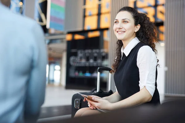Havaalanı Bekleme Odasında Gülümseyen Genç Bir Kadının Portresi — Stok fotoğraf