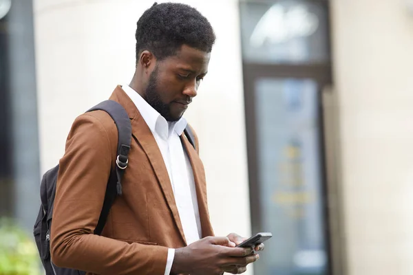 Ritratto Vita Dell Uomo Afroamericano Alla Moda Che Utilizza Smartphone — Foto Stock