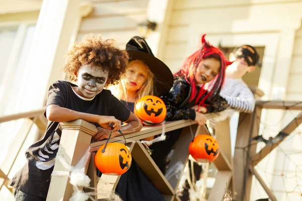 Grupo Multiétnico Niños Que Usan Disfraces Halloween Sonriendo Cámara Mientras — Foto de Stock