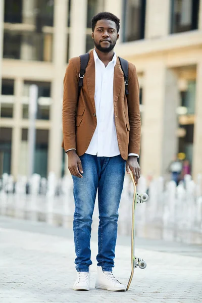 Портрет Молодого Афро Американського Чоловіка Який Дивиться Камеру Подає Скейтборд — стокове фото