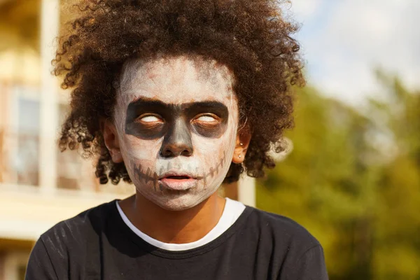 Κεφάλι Και Ώμοι Πορτρέτο Της Αφρικής Αμερικής Αγοράζουν Φορώντας Τρομακτικό — Φωτογραφία Αρχείου