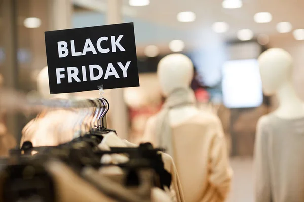 Hintergrundbild Von Black Friday Schild Auf Kleiderständer Mit Herbstkleidung Einkaufszentrum — Stockfoto