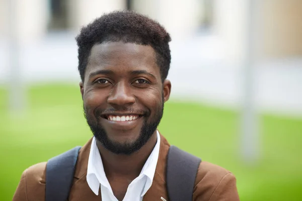 Cabeça Ombros Retrato Homem Afro Americano Bonito Sorrindo Alegremente Para — Fotografia de Stock