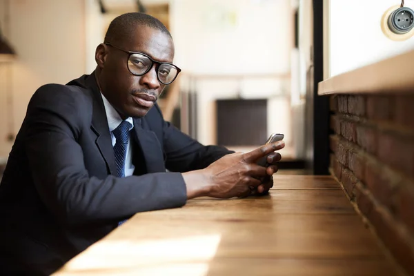 Portrét Seriózního Afroamerického Obchodníka Brýlemi Při Používání Smartphonu Kavárně Kopírovací — Stock fotografie