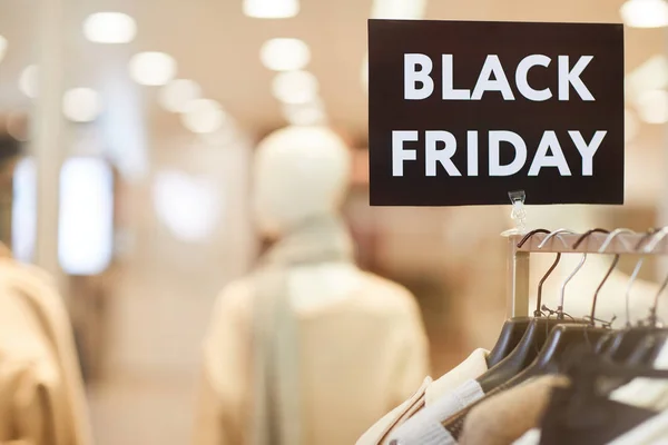 Nahaufnahme Hintergrundbild Von Black Friday Zeichen Auf Kleiderständer Mit Herbstkleidung — Stockfoto