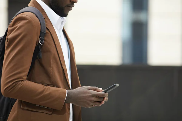 Vista Laterale Metà Sezione Dell Uomo Afroamericano Che Tiene Smartphone — Foto Stock
