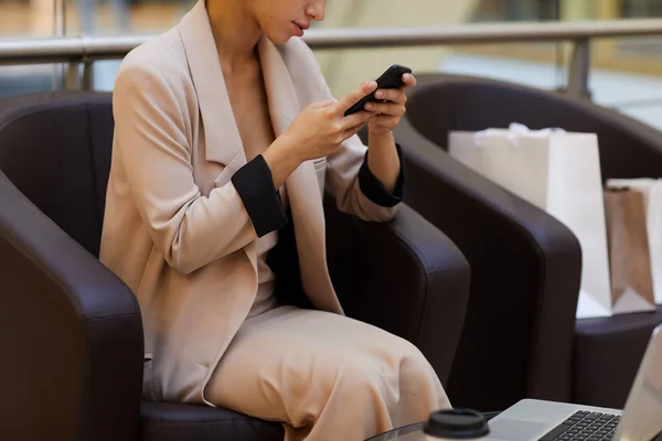 Střední Řez Portrét Elegantní Mladé Ženy Pomocí Smartphonu Při Relaxaci — Stock fotografie