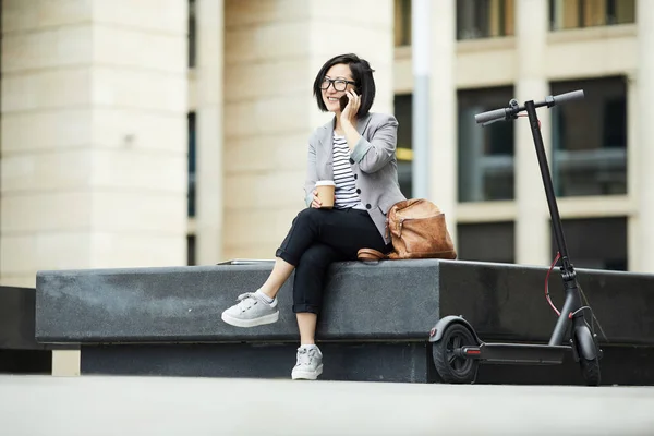 Retrato Comprimento Total Mulher Asiática Contemporânea Falando Por Smartphone Livre — Fotografia de Stock