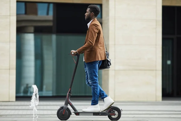 Zijaanzicht Volledige Lengte Van Moderne Afro Amerikaanse Zakenman Paardrijden Elektrische — Stockfoto