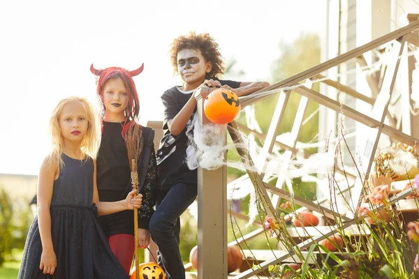 Grupo Multiétnico Niños Engañan Tratan Halloween Niños Mirando Cámara Mientras — Foto de Stock