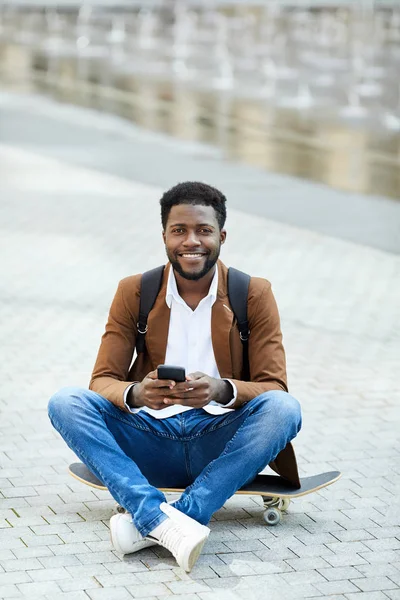 Retrato Comprimento Total Homem Afro Americano Contemporâneo Usando Smartphone Sorrindo — Fotografia de Stock