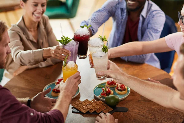 Arkadaşların Kafeteryada Otururken Kadeh Tokuşturup Soğuk Ferahlatıcı Içeceklerin Tadını Çıkardıkları — Stok fotoğraf