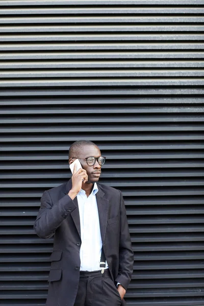 Midja Upp Porträtt Framgångsrik Afroamerikansk Affärsman Talar Med Smartphone Står — Stockfoto