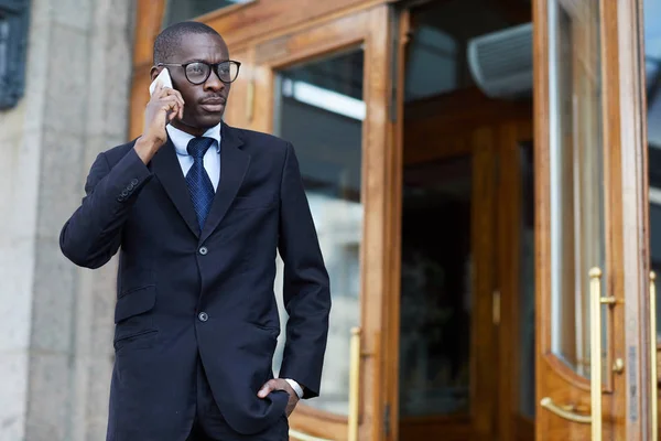 Ritratto Vita Elegante Uomo Afro Americano Che Indossa Abito Parlando — Foto Stock