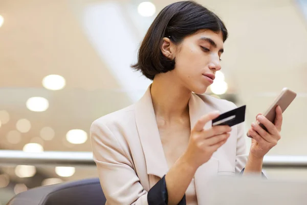 Portrait Elegant Young Woman Holding Credit Card Smartphone While Enjoying — Stock Photo, Image