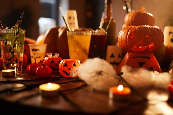 Halloween Tło Czarownic Stół Świecami Dekoracje Dynie Zestaw Zabawy Klubie — Zdjęcie stockowe