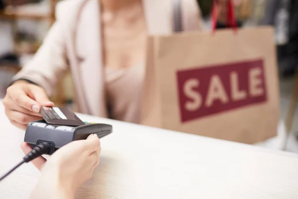 Close Van Onherkenbare Vrouw Betalen Met Een Creditcard Tijdens Het — Stockfoto