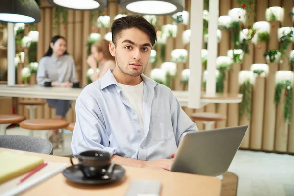 Retrato Estudante Universitário Misto Usando Laptop Café Olhando Para Câmera — Fotografia de Stock