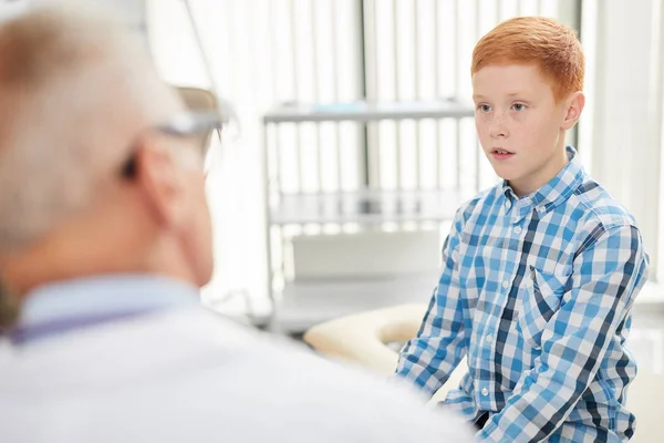 Retrato Menino Adolescente Bonito Conversando Com Médico Sênior Enquanto Sentado — Fotografia de Stock