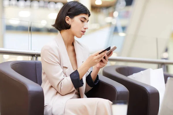 Side View Portrait Elegant Young Woman Holding Credit Card Smartphone — Stock Photo, Image