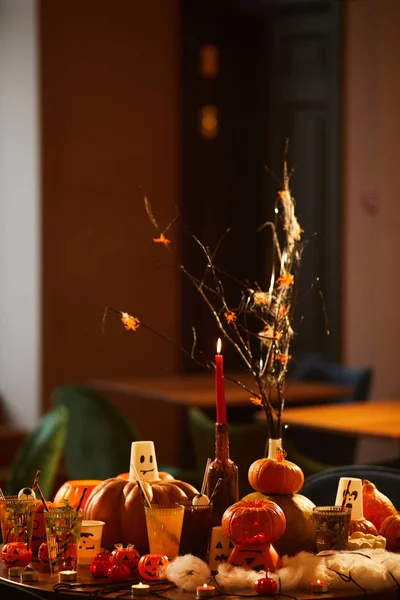 パーティー コピースペースのための彫刻カボチャやキャンドルの装飾とテーブルのハロウィンの背景 ロイヤリティフリーのストック写真