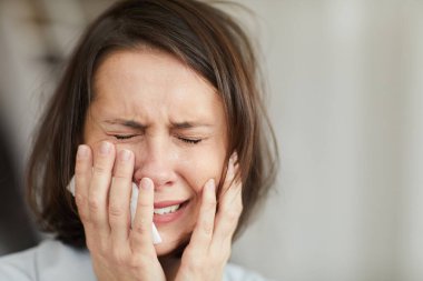 Dağınık yetişkin kadın portresi. Gözleri kapalı ağlayan, mendil tutan, kopyalayan.