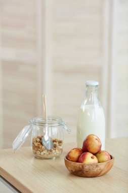 Mutfak masasında süt bulunan sağlıklı tatlı malzemelerinin minimum arkaplan resmi, boşluğu kopyala