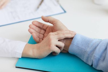Tanınamayan kadın doktorların kalp atışlarını kontrol ederken nabzını ölçüp, uzayı kopyalayacağız.