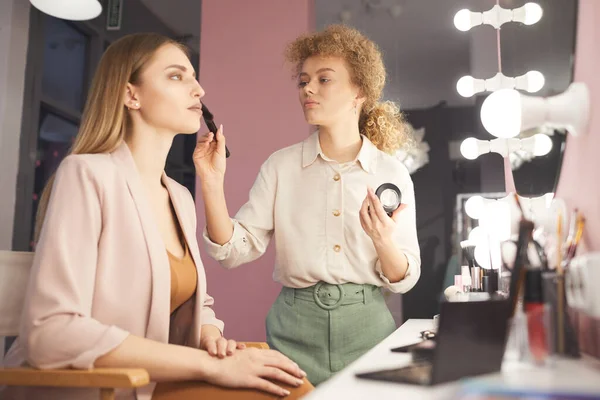 Ritratto Vita Giovane Donna Che Applica Trucco Sul Modello Moda — Foto Stock