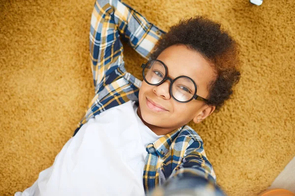 Retrato Selfie Vista Superior Lindo Niño Africano Con Gafas Tumbadas —  Fotos de Stock