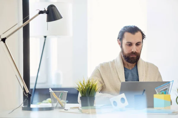 Jonge Volwassen Blanke Man Met Baard Gezicht Comfortabele Outfit Zittend — Stockfoto