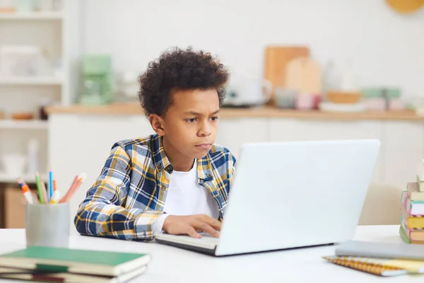 Evde Çalışırken Dizüstü Bilgisayar Kullanan Afrikalı Genç Bir Çocuğun Portresi — Stok fotoğraf