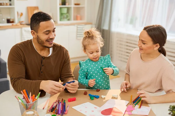 Les Jeunes Parents Adultes Passent Avec Leur Jolie Petite Fille — Photo