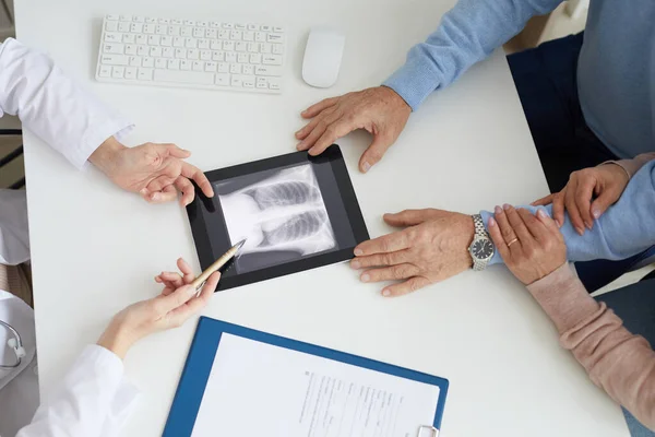 Primer Plano Pareja Mayor Irreconocible Escuchando Médico Femenino Mirando Imagen — Foto de Stock