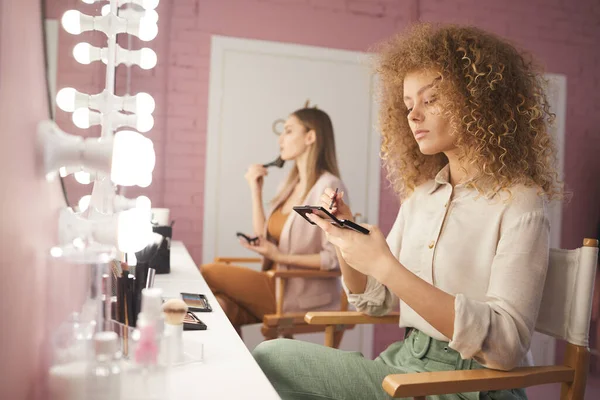 Side View Portrait Young Curly Haired Woman Applying Make While — Stock Photo, Image