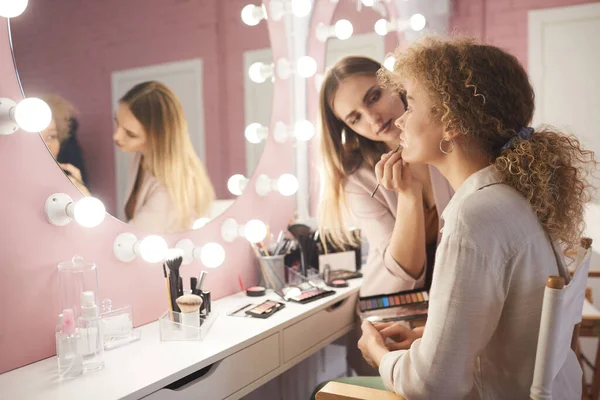 Sidovy Porträtt Kvinnliga Makeup Artist Styling Mode Modell Fåfänga Spegel — Stockfoto