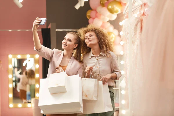 Taille Omhoog Portret Van Twee Mooie Jonge Vrouwen Nemen Selfie — Stockfoto