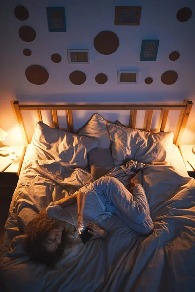 Widok Góry Dół Młodą Kobietę Leżącą Nocy Łóżku Korzystającą Smartfona — Zdjęcie stockowe