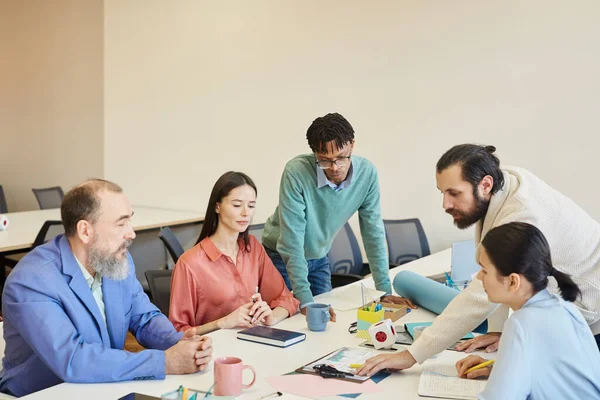 Grupo Cinco Empresários Que Trabalham Conjunto Novo Projeto Tendo Discussão — Fotografia de Stock