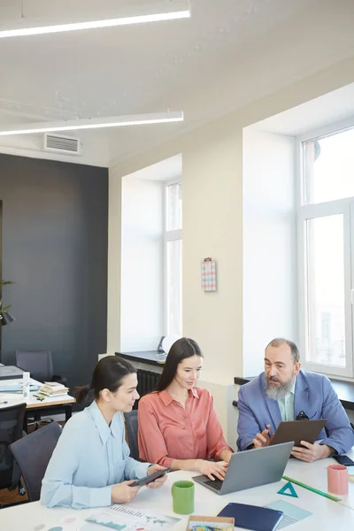 Grupo Tres Personas Negocios Sentados Mesa Oficina Moderna Coworking Nueva — Foto de Stock