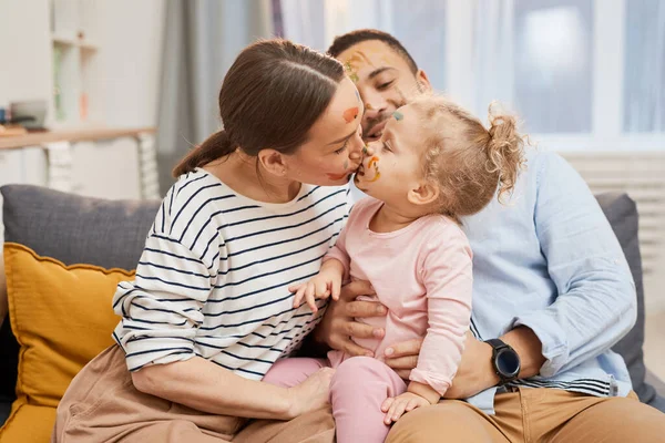 Feliz Familia Joven Tres Sentados Juntos Sofá Madre Besando Hija —  Fotos de Stock