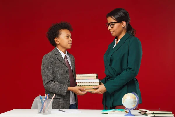 Retrato Vista Lateral Una Joven Profesora Dando Libros Lindo Niño —  Fotos de Stock