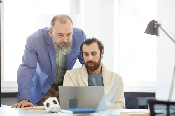 Joven Hombre Barbudo Adulto Sentado Escritorio Oficina Mostrando Resultados Trabajo — Foto de Stock