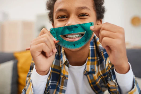 Porträtt Söt Afrikansk Pojke Ler Mot Kameran Genom Gradskiva Linjal — Stockfoto