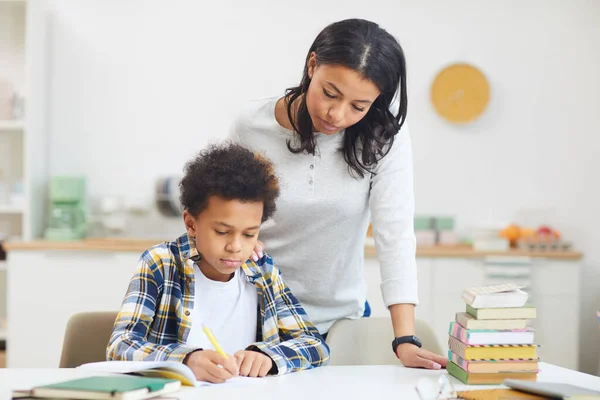 Ritratto Giovane Madre Afro Americana Che Aiuta Ragazzo Mentre Studia — Foto Stock