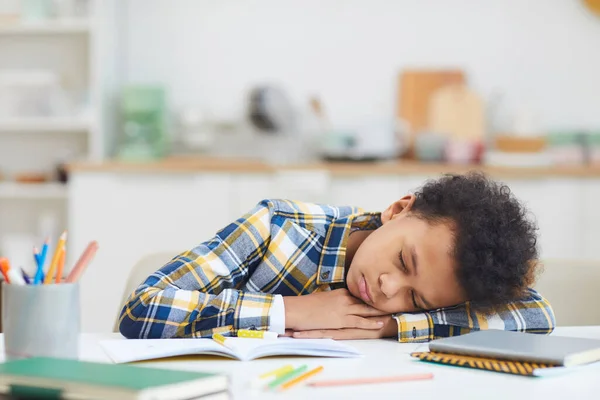 Retrato Del Niño Afroamericano Exhausto Durmiendo Escritorio Mientras Hace Tarea —  Fotos de Stock