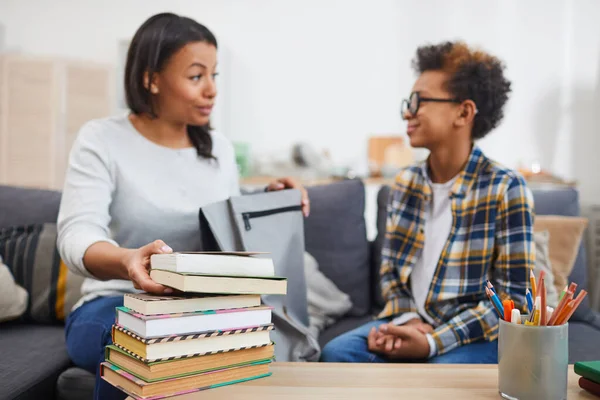 Retrato Una Joven Afroamericana Hablando Con Hijo Mientras Sostiene Libros —  Fotos de Stock