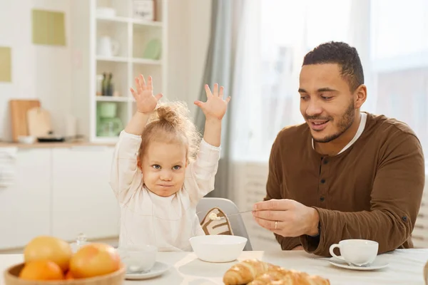 Joven Tratando Hija Alegre Con Sabrosa Comida Desayuno Mañana Casa —  Fotos de Stock